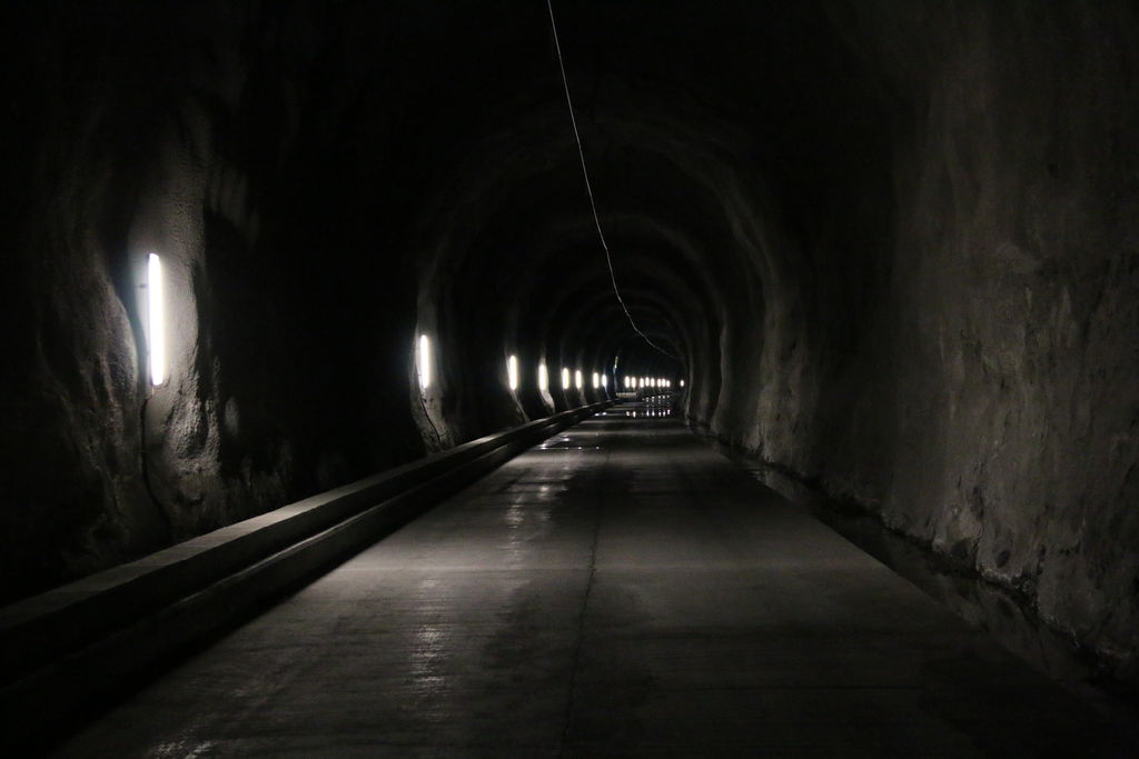 Ausgebrochener Tunnel ohne Bahntechnik.
