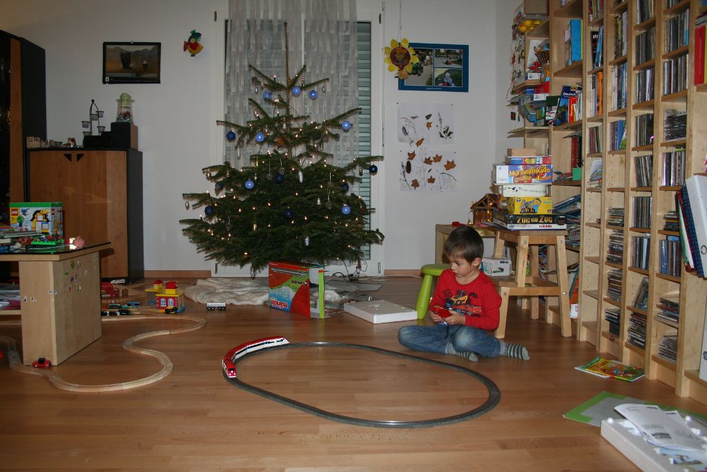 Modelleisenbahn unter dem Weihnachtsbaum