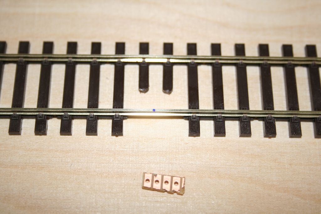 Rohmaterial für Kontaktgleise: Gleis und ein Stück Leiterplatte