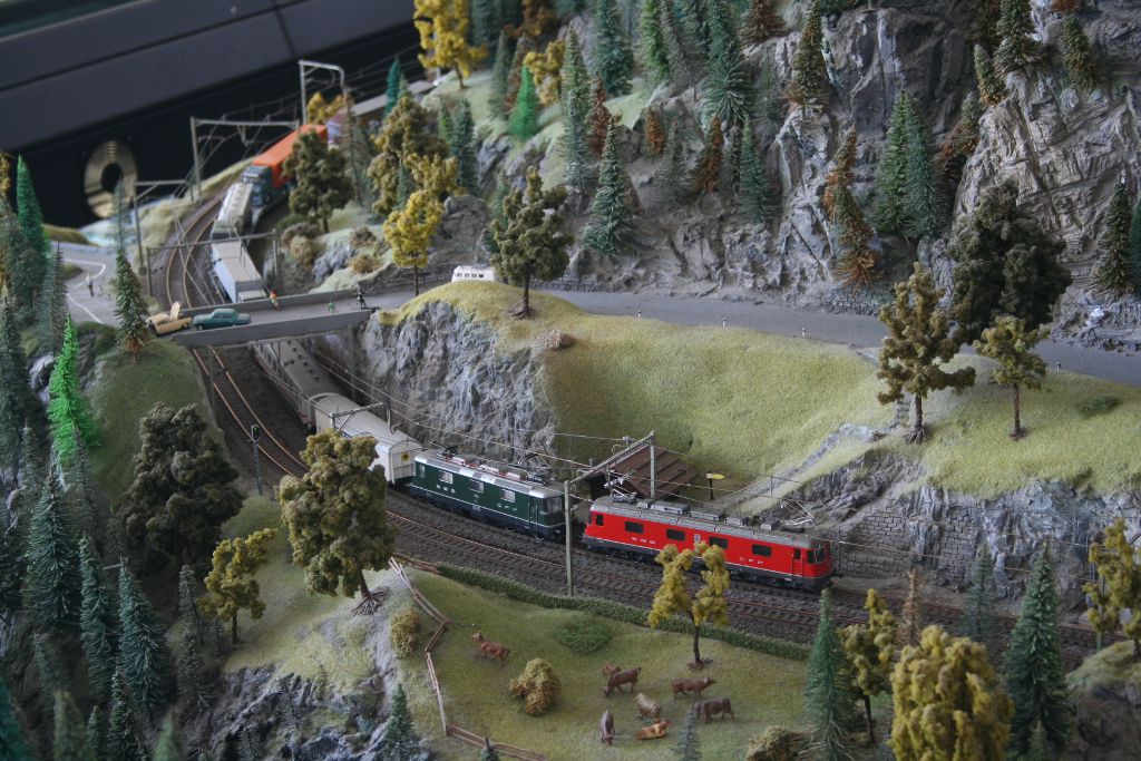 Re 10/10 mit Rola auf der Gotthard-Modellbahn im Verkehrshaus Luzern